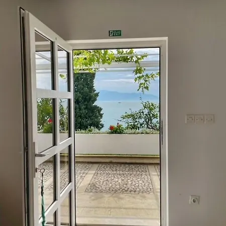 Sea View Apartment Brist